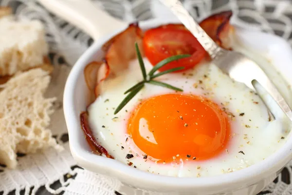 Œuf frit avec bacon, tomate, romarin et pain tranché — Photo