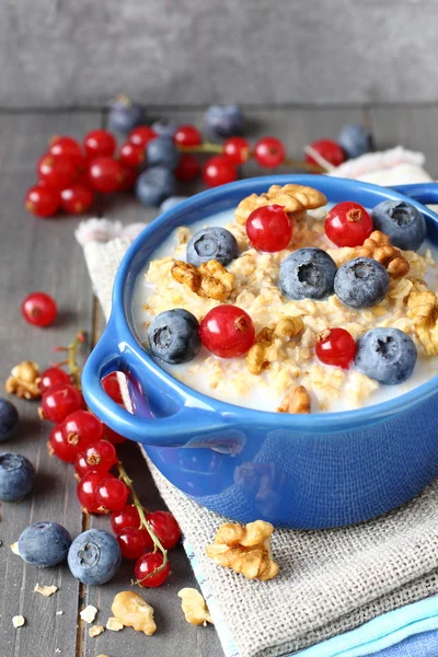 Healthy Tasty Homemade Oatmeal with Berries for Breakfast — Stock Photo, Image