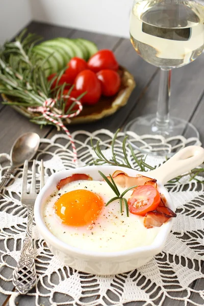 Завтрак на деревянном подносе, яичница с беконом и овощами — стоковое фото