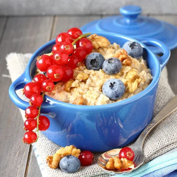 Healthy Tasty Homemade Oatmeal with Berries for Breakfast — Stock Photo, Image