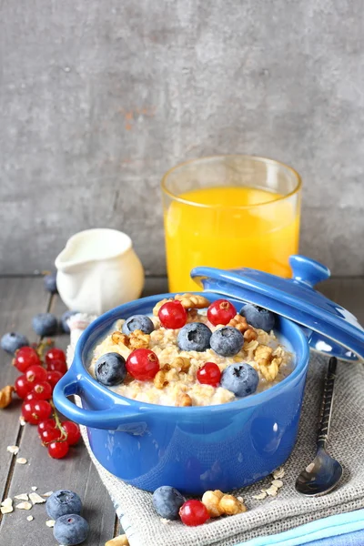 Healthy Tasty Homemade Oatmeal with Berries for Breakfast — Stock Photo, Image