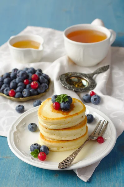 Stapel Pfannkuchen mit frischen Beeren und Honig — Stockfoto