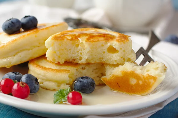 Homemade delicious pancakes with fresh berries and honey — Stock Photo, Image