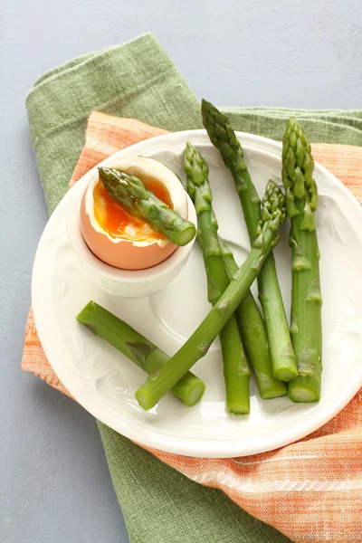 Green asparagus with soft-boiled egg on white plate — Stock Photo, Image