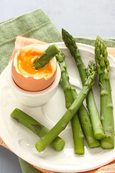 Green asparagus with soft-boiled egg on white plate — Stock Photo, Image