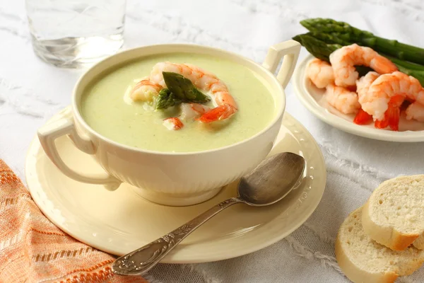 Delicious cream soup with asparagus and shrimp — Stock Photo, Image