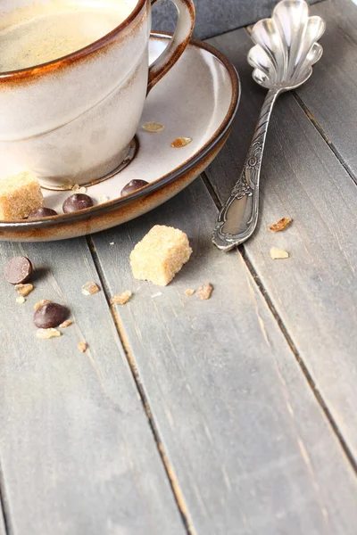 コピー領域に古い木製の背景にコーヒー、砂糖の立方体、チョコレートのカップを削除します。 — ストック写真