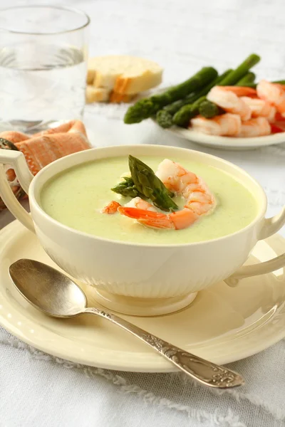 Delicious cream soup with asparagus and shrimp — Stock Photo, Image
