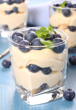 Taze yabanmersini çöl mascarpone krema ve çerezler ile katmanlı