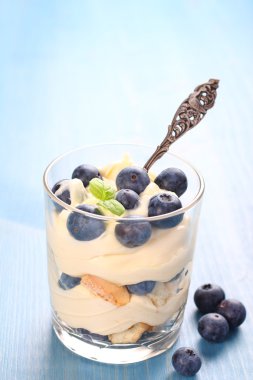 Taze yabanmersini çöl mascarpone krema ve çerezler ile katmanlı