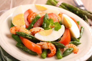 taze kuşkonmaz, yumurta, karides ve domates salatası