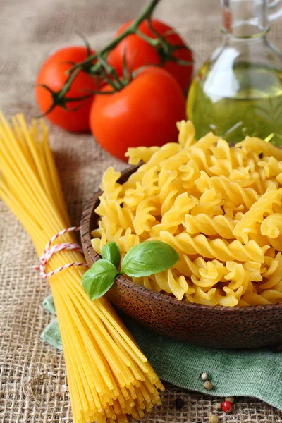 Ongekookt gluten vrije pasta van mengsel van maïs en rijst meel — Stockfoto