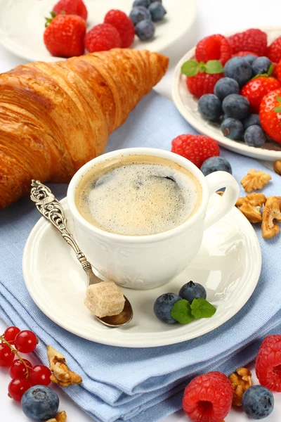 Sarapan dengan secangkir kopi, croissant dan berry — Stok Foto