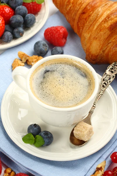 Frühstück mit Kaffee, Croissants und Beeren — Stockfoto