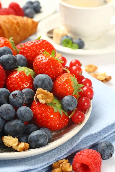 Frische Beeren auf dem Teller zum Frühstück — Stockfoto