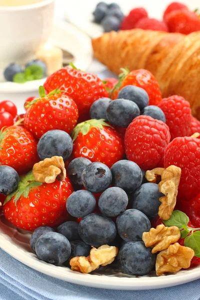 Frische Beeren auf dem Teller zum Frühstück — Stockfoto
