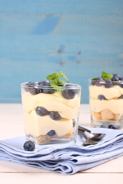Frische Blaubeeren-Schicht-Dessert mit Mascarponecreme und Keksen — Stockfoto