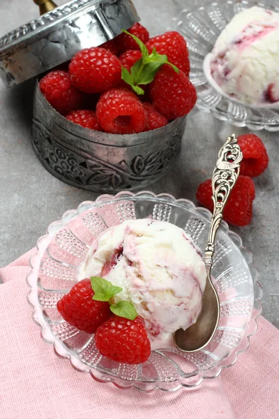 Crème glacée maison aux baies décorée de framboises fraîches sur fond gris ancien — Photo
