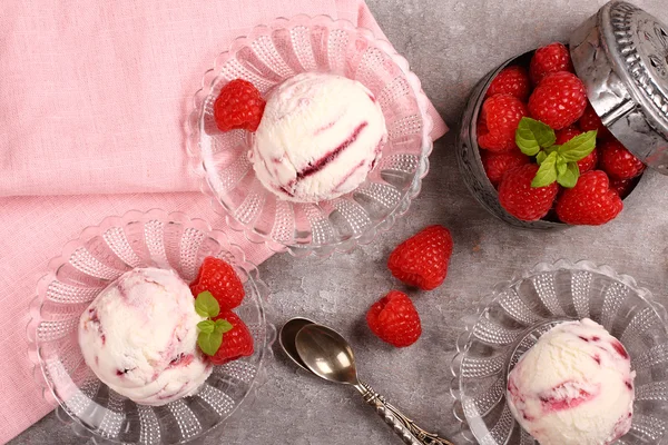 Gelato alla bacca fatto in casa decorato con lamponi freschi su sfondo grigio antico — Foto Stock