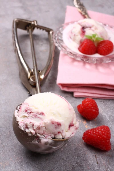 野莓冰淇淋与旧的木制背景上的覆盆子冰淇淋勺 — 图库照片