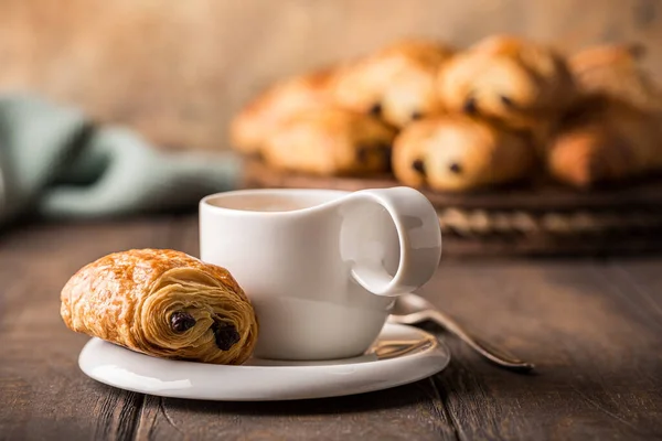 White cup of tea with mini chocolate bun — Stock Photo, Image