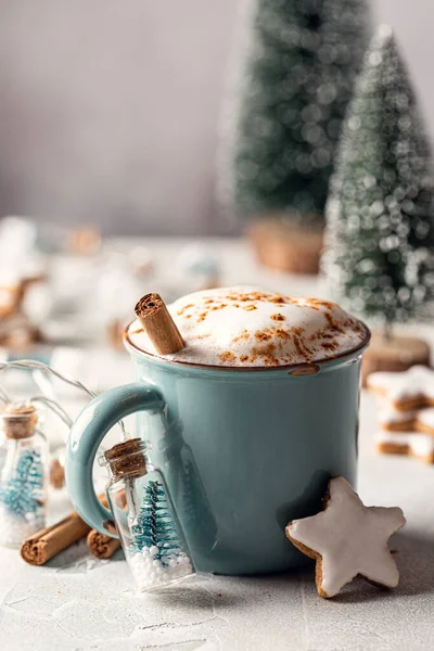 Cup of hot chocolate and gingerbread stars cookies — Stock Photo, Image