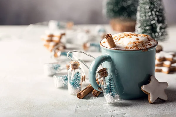 Aromatic cocoa drink with cinnamon and chocolate — Stock Photo, Image