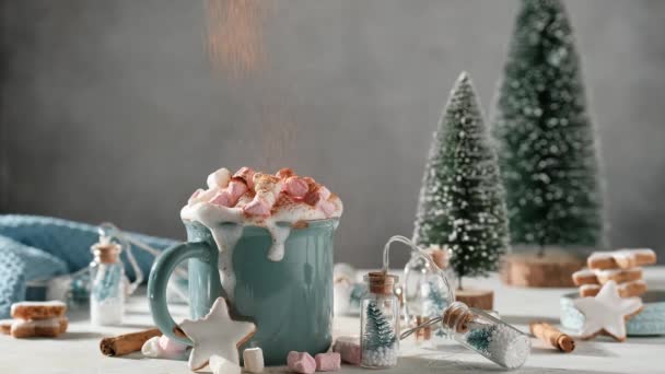 Copa de chocolate caliente y galletas de jengibre estrellas — Vídeos de Stock