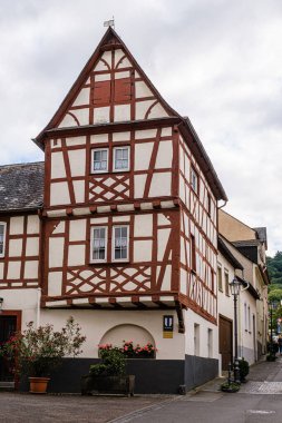 Ren 'de Boppard' da yarı keresteli bir ev.