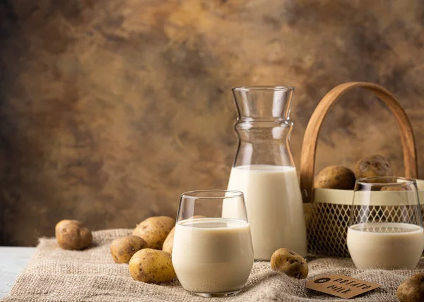 Mleko ziemniaczane alternatywny napój niemleczny w szkle — Zdjęcie stockowe