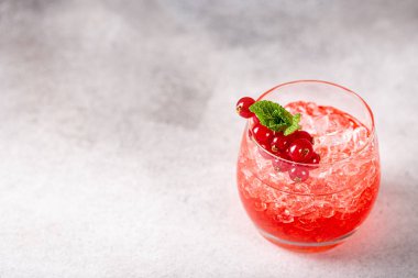 Ezilmiş buz, kırmızı frenk üzümü ve naneli taze kokteyl.
