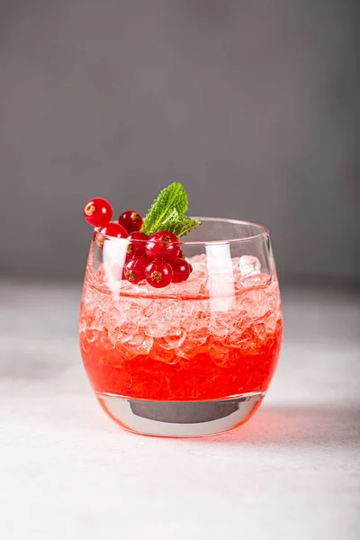 Cocktail frais avec glace concassée, cassis et menthe — Photo