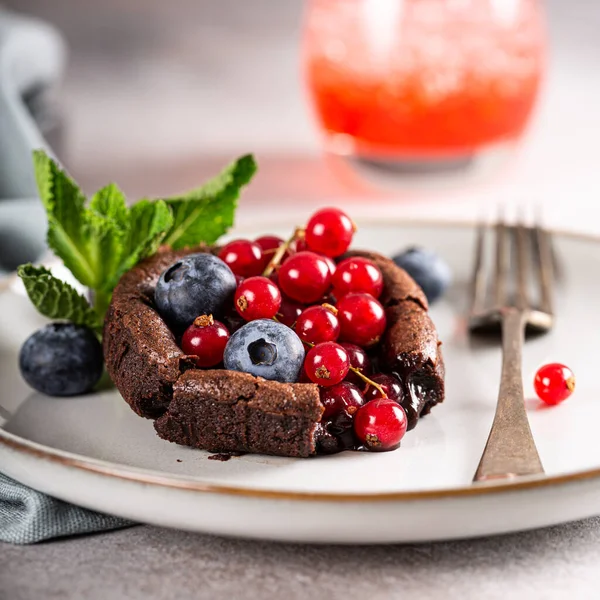 Meyveli sıcak çikolatalı Lav keki.