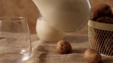 Patates sütü alternatifi süt içilmeyen bardak.