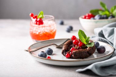 Meyveli sıcak çikolatalı Lav keki.