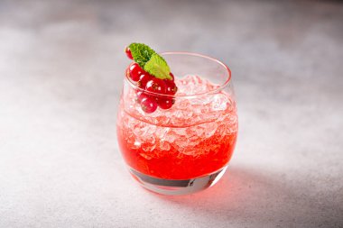 Ezilmiş buz, kırmızı frenk üzümü ve naneli taze kokteyl.