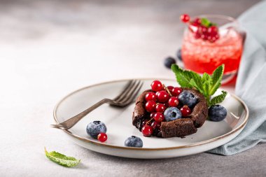 Çilekli sıcak çikolata keki.