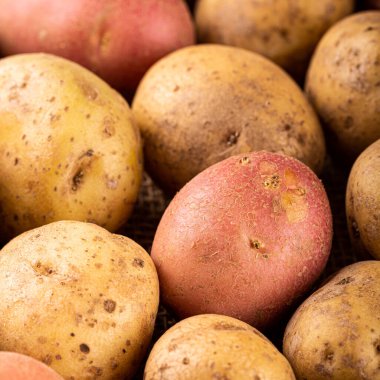 Çiğ, yıkanmış organik beyaz ve kırmızı patates arka planı. Sağlıklı vejetaryen gıda konsepti