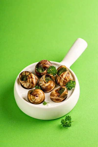 Bourgogne Escargot Slakken Met Knoflookkruiden Boter Keramiek Pan Groene Achtergrond — Stockfoto