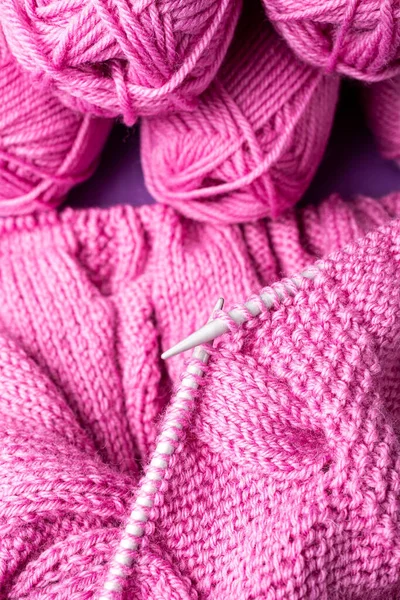 Tło Dzianin Różowy Sweter Wełniany Toku Kulki Przędzy Widok Góry — Zdjęcie stockowe