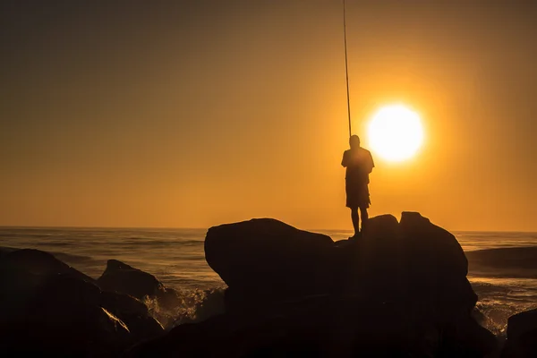 Kaya üzerinde Lone balıkçı — Stok fotoğraf