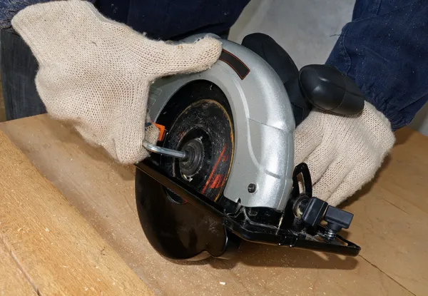 Setting the blade of the circular saw — Stock Photo, Image