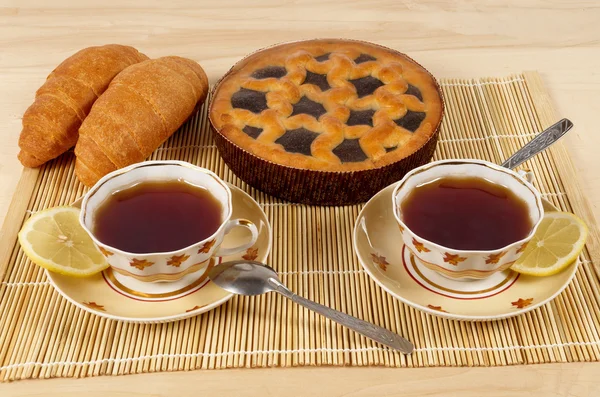 Skład herbaty z niebieski pie MAK i dwa rogaliki — Zdjęcie stockowe