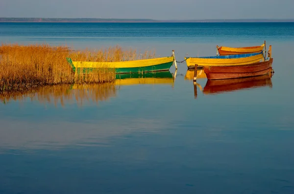 Paysage avec des bateaux sur le lac — Photo