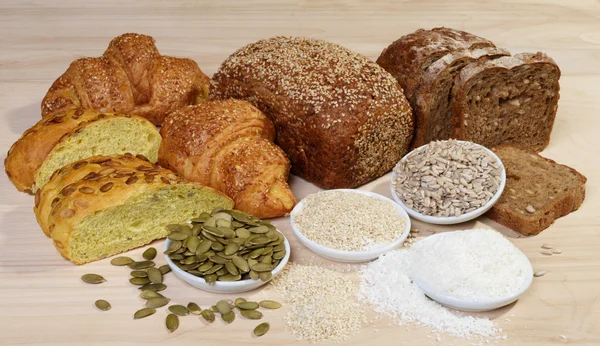 Verscheidenheid van brood en ingrediënten — Stockfoto