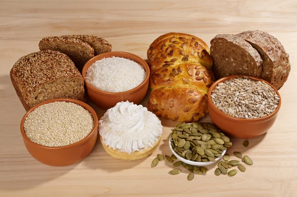 Olika bröd och ingredienser — Stockfoto