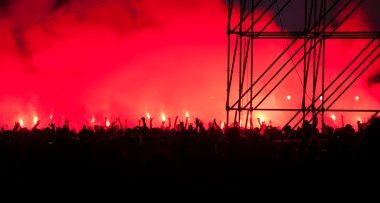 hayranları fişekleri rock konserinde yakmak.