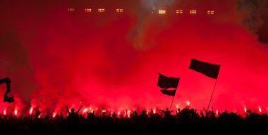 hayranları fişekleri rock konserinde yakmak.