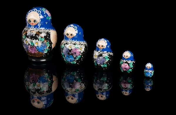 Ensemble de poupées matryoshka sur fond réfléchissant noir — Photo