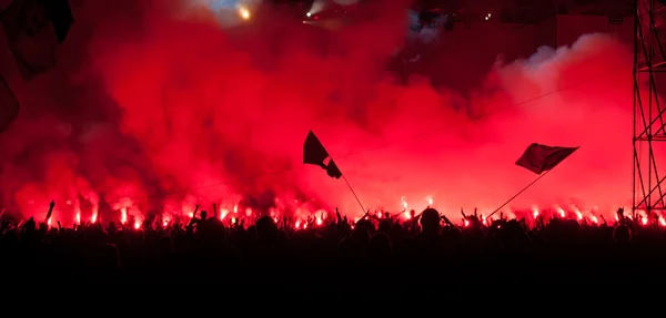 Фанаты жгут факелы на рок-концерте — стоковое фото